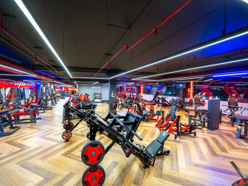 Área de musculação da Academia Gaviões Alphaville, com aparelhos de perna