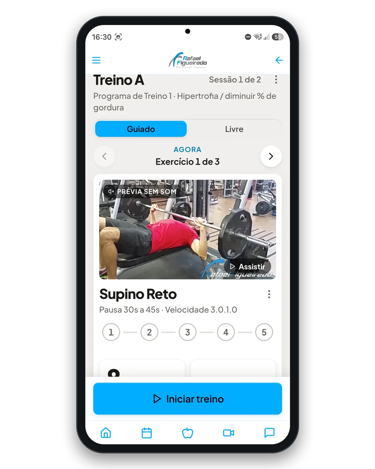 Exercício do treino no aplicativo da consultoria online, com vídeo, séries e descanso