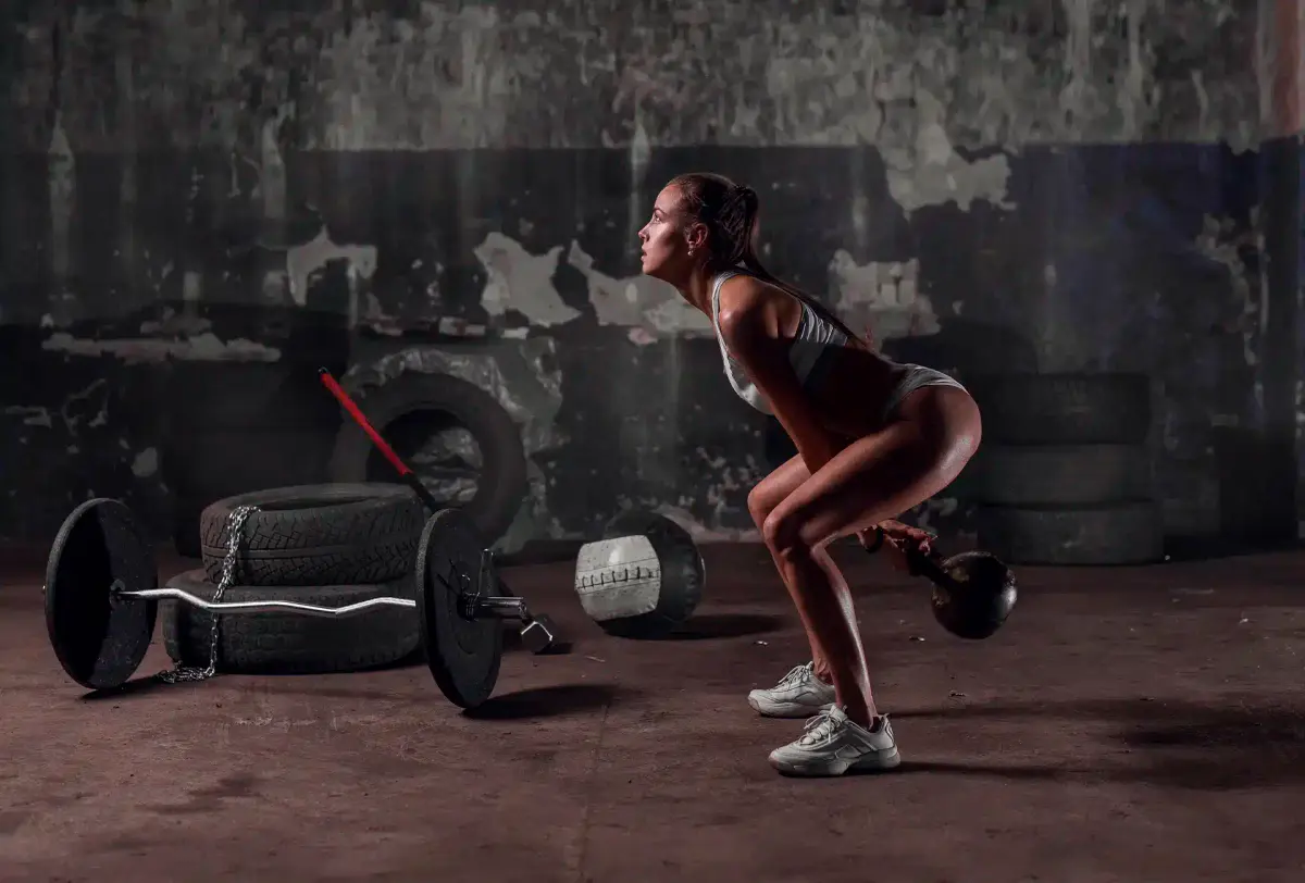 Treino funcional mulher treinando com kettlebell