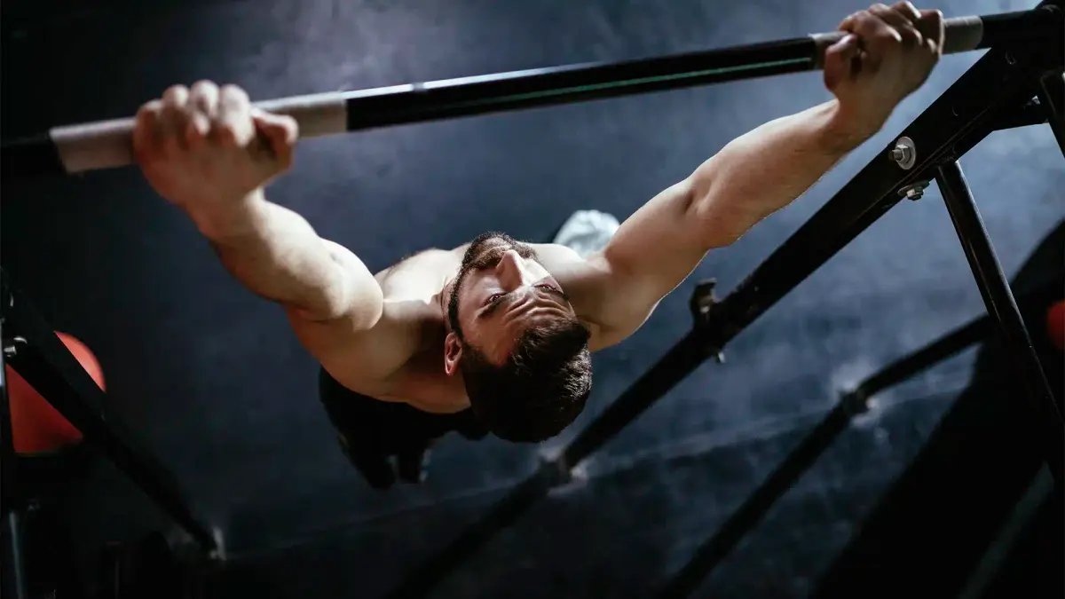 como escolher um box de crossfit homem treinando na barra