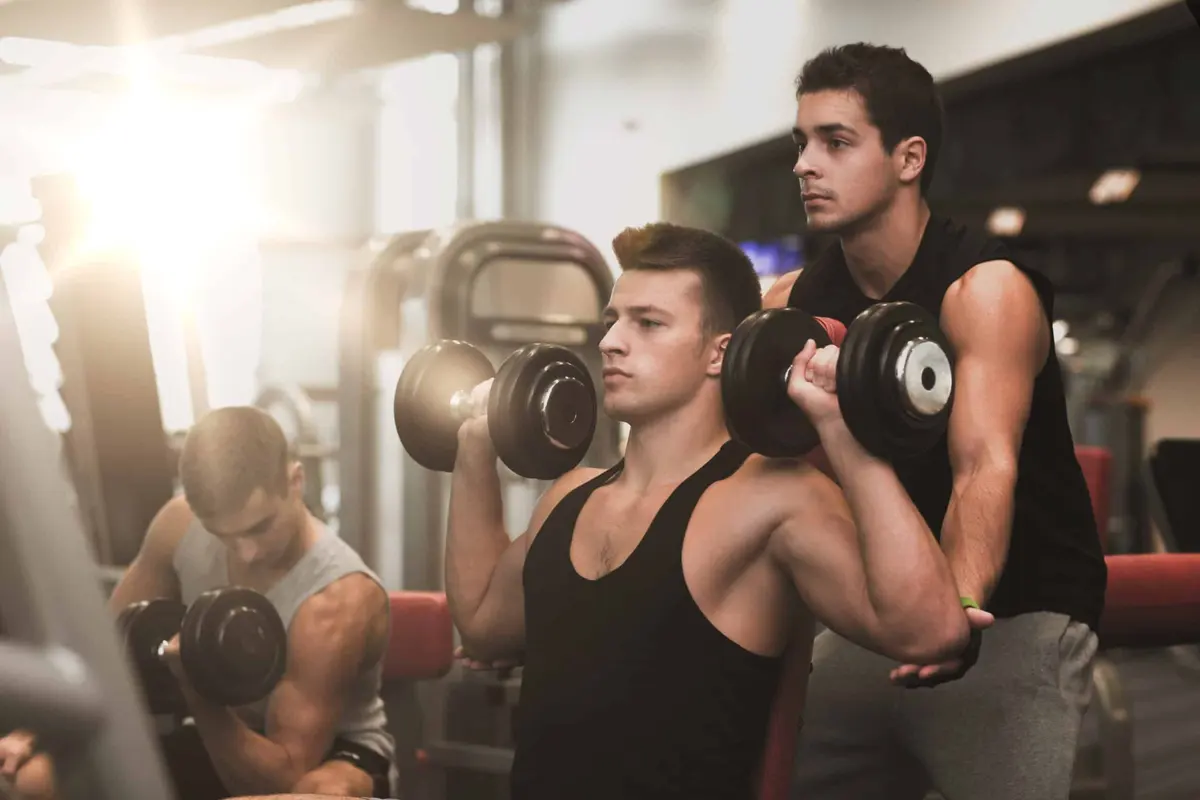 homem treinando com personal trainer
