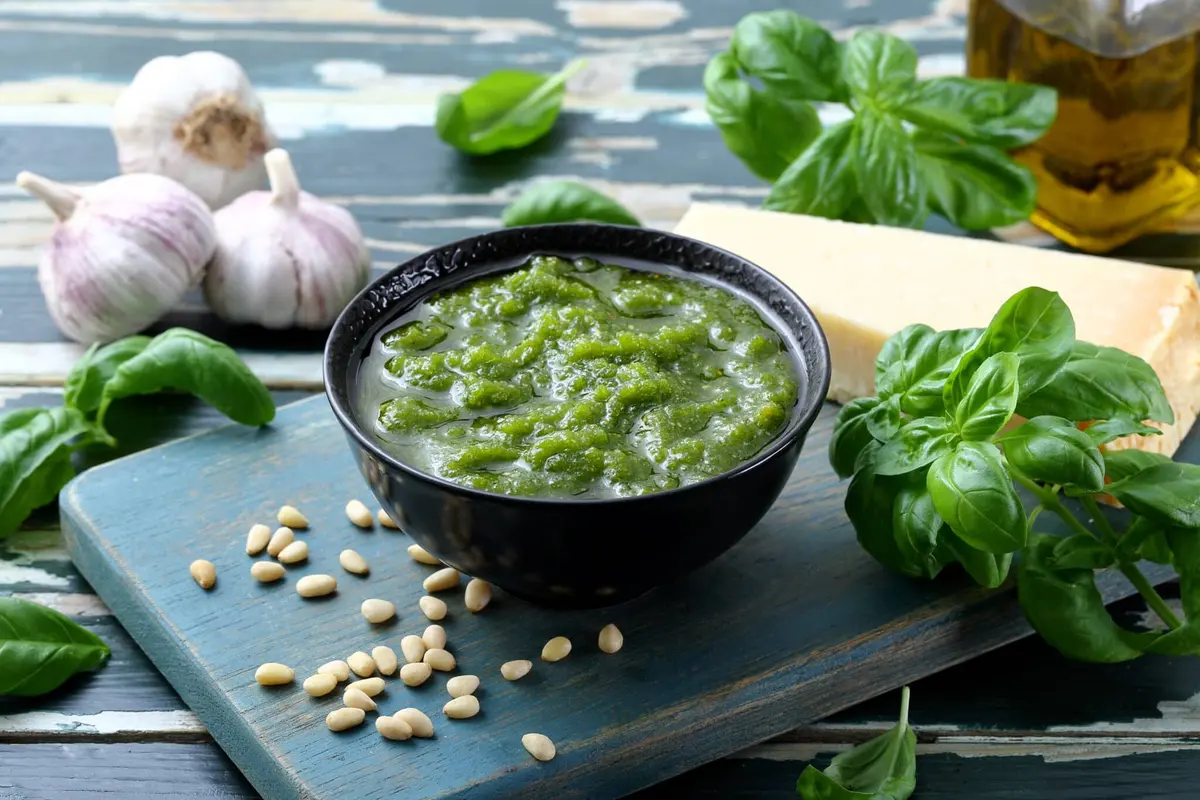 molho pesto com manjericão e alho