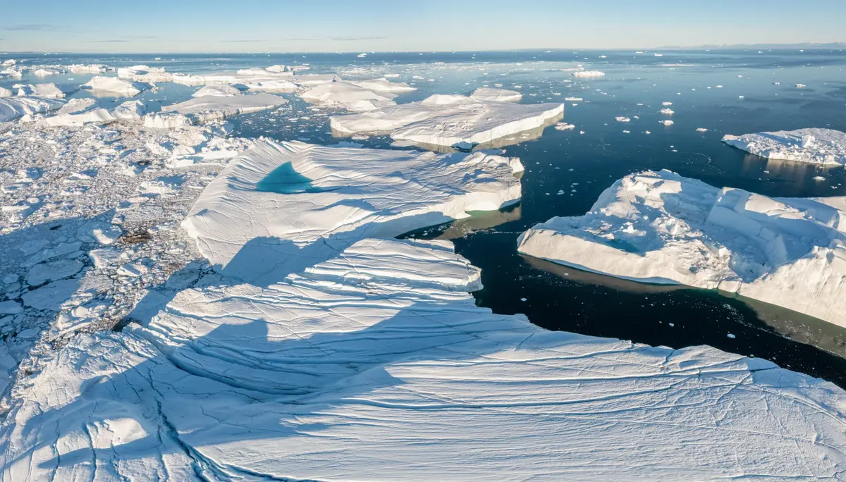 icebergs no mar gelado