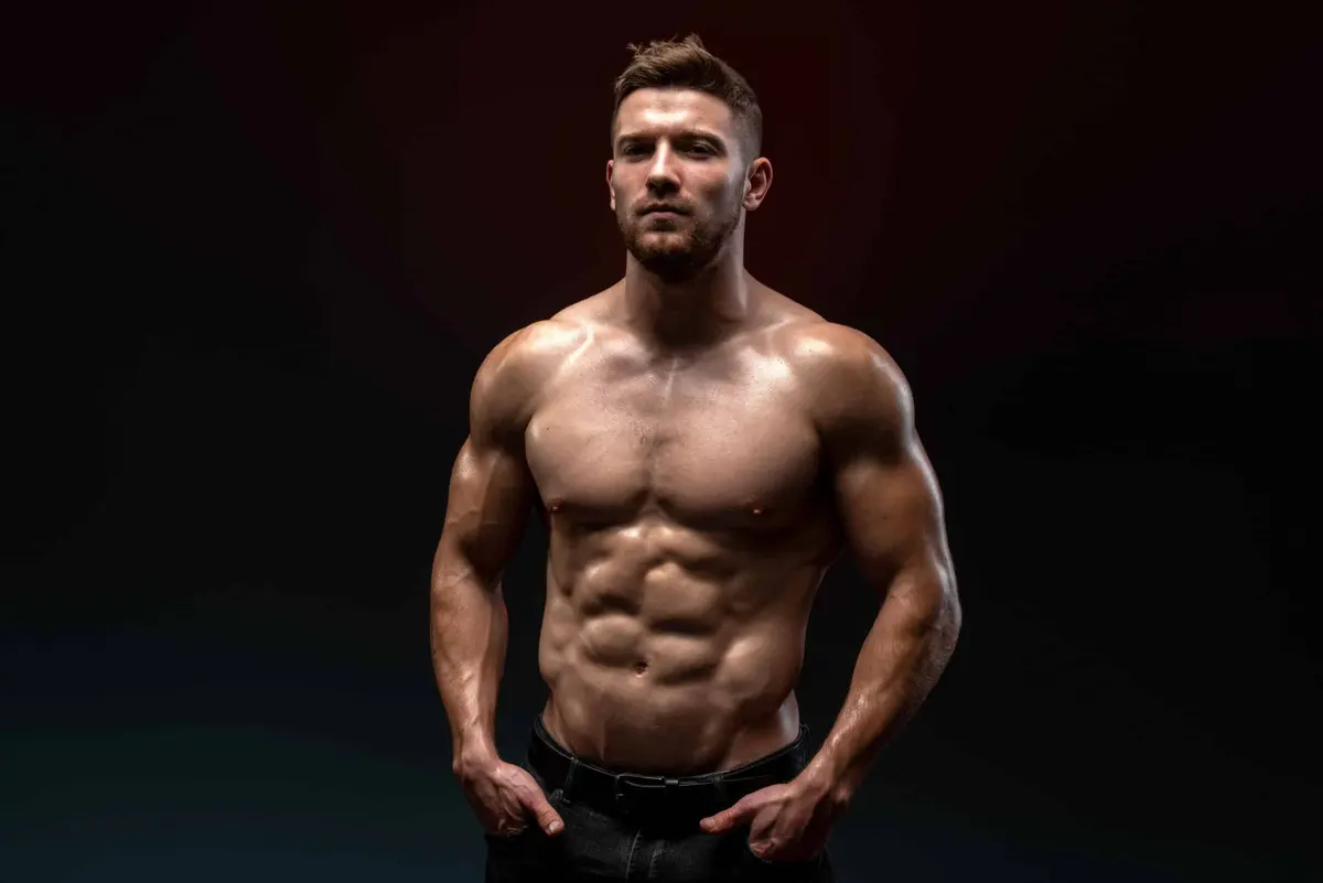 homem com bastante hipertrofia muscular