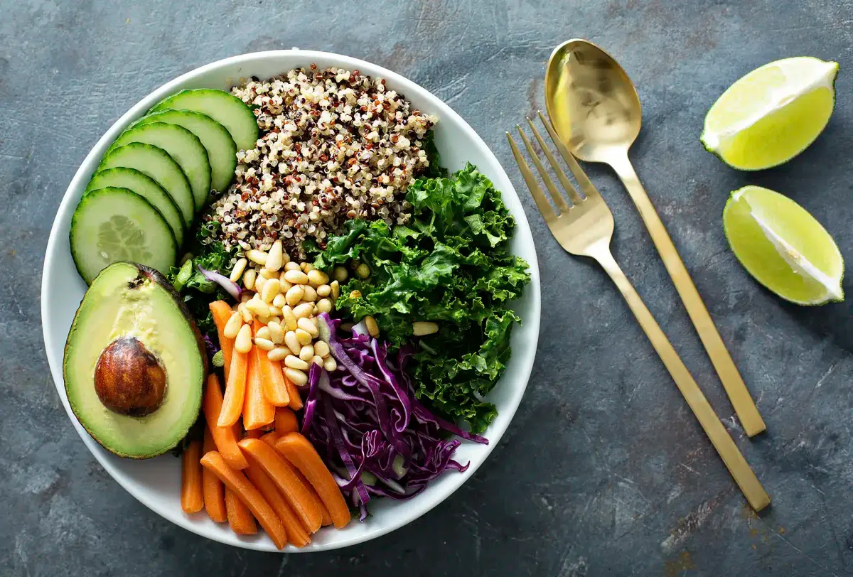 tigela de salada com quinoa, abacate e legumes