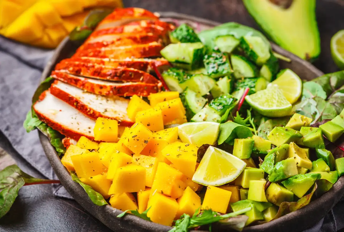 salada de frango com manga e abacate