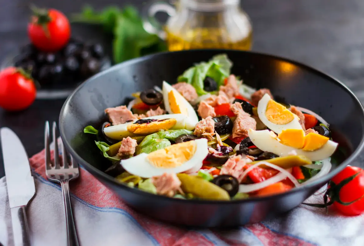 salada com atum, ovos cozidos e azeitonas
