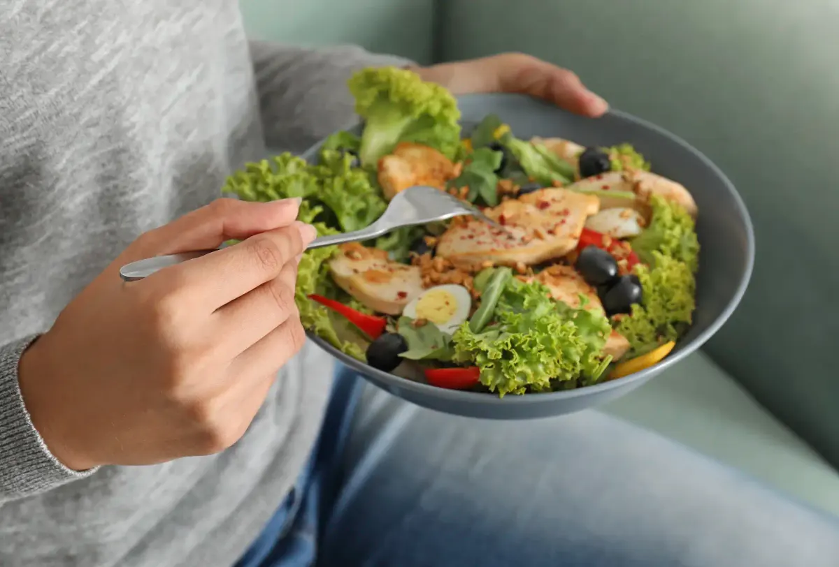 prato de salada com frango