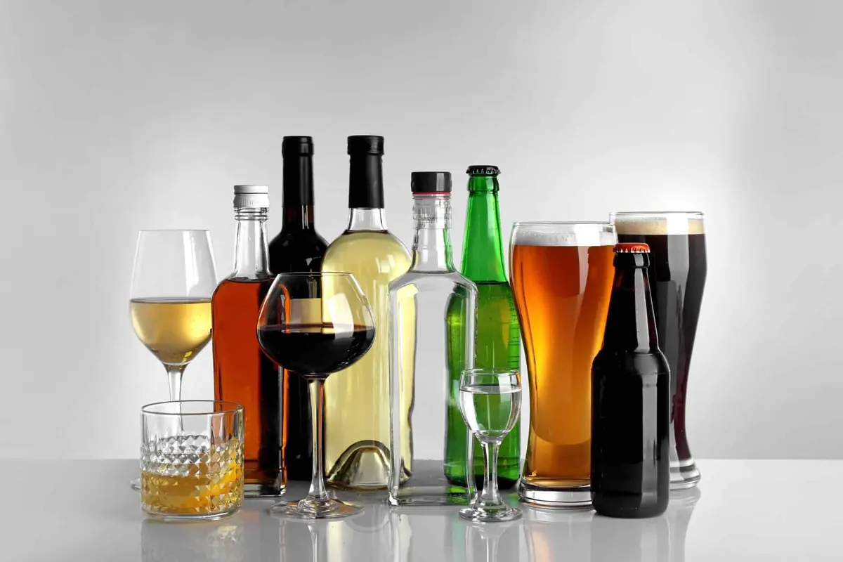 garrafas e copos de bebidas alcoólicas