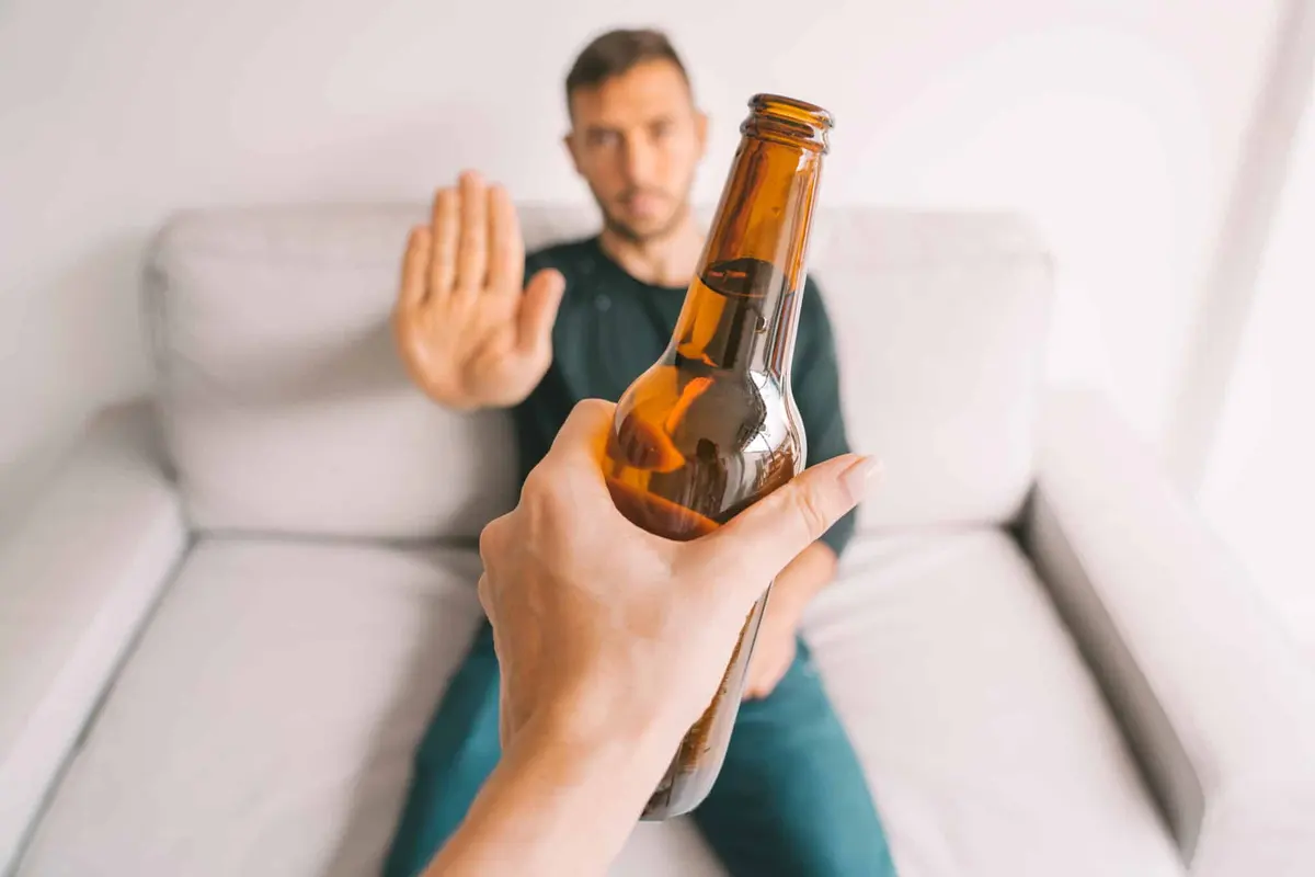 homem recusando uma cerveja