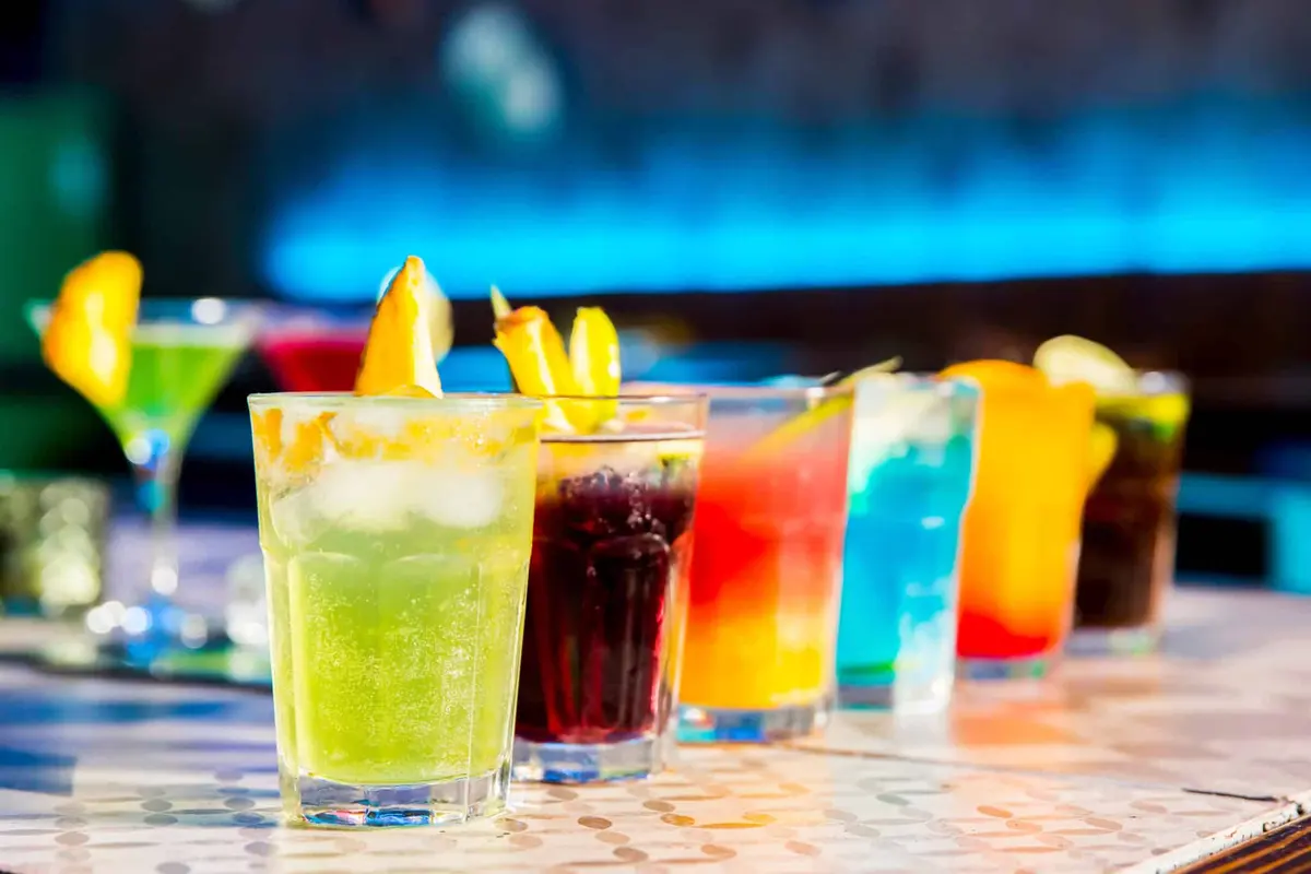 coquetéis coloridos no bar