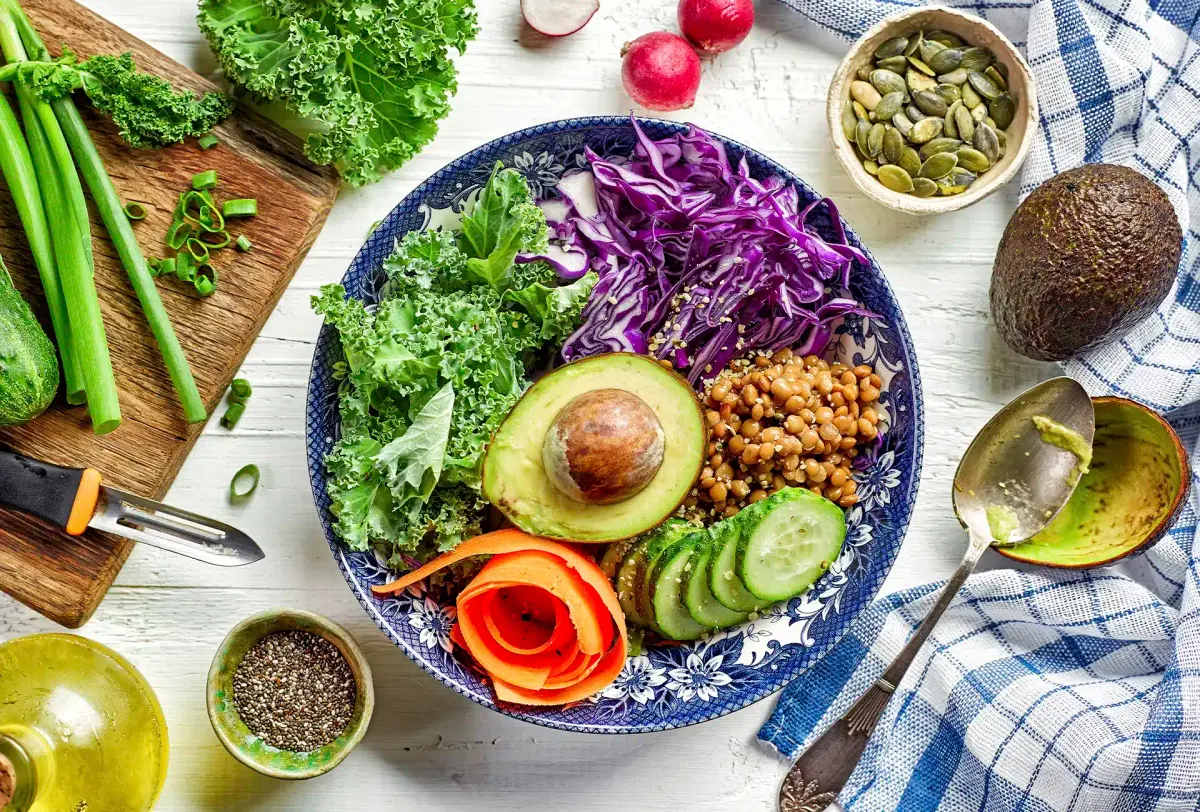 tigela com salada, abacate e grãos