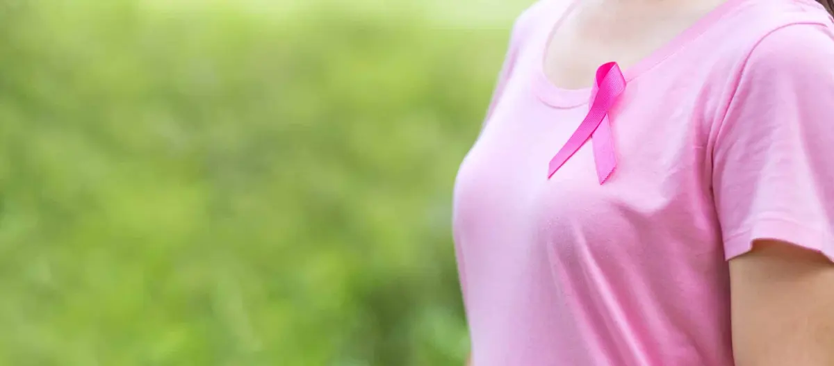 laço rosa na camiseta, símbolo do Outubro Rosa