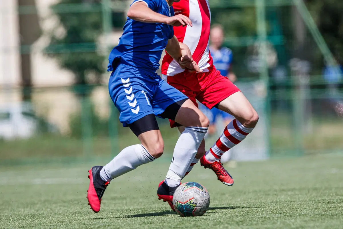 atletas de fim de semana jogando futebol