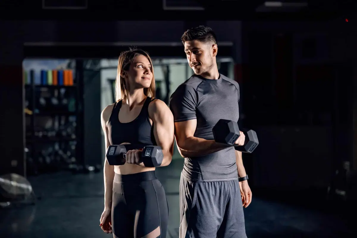 pessoas treinando musculação juntas