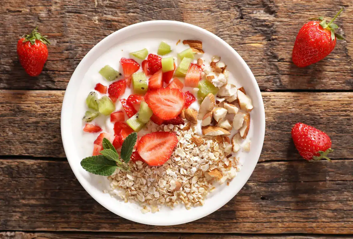 lanche pre-treino iogurte e frutas