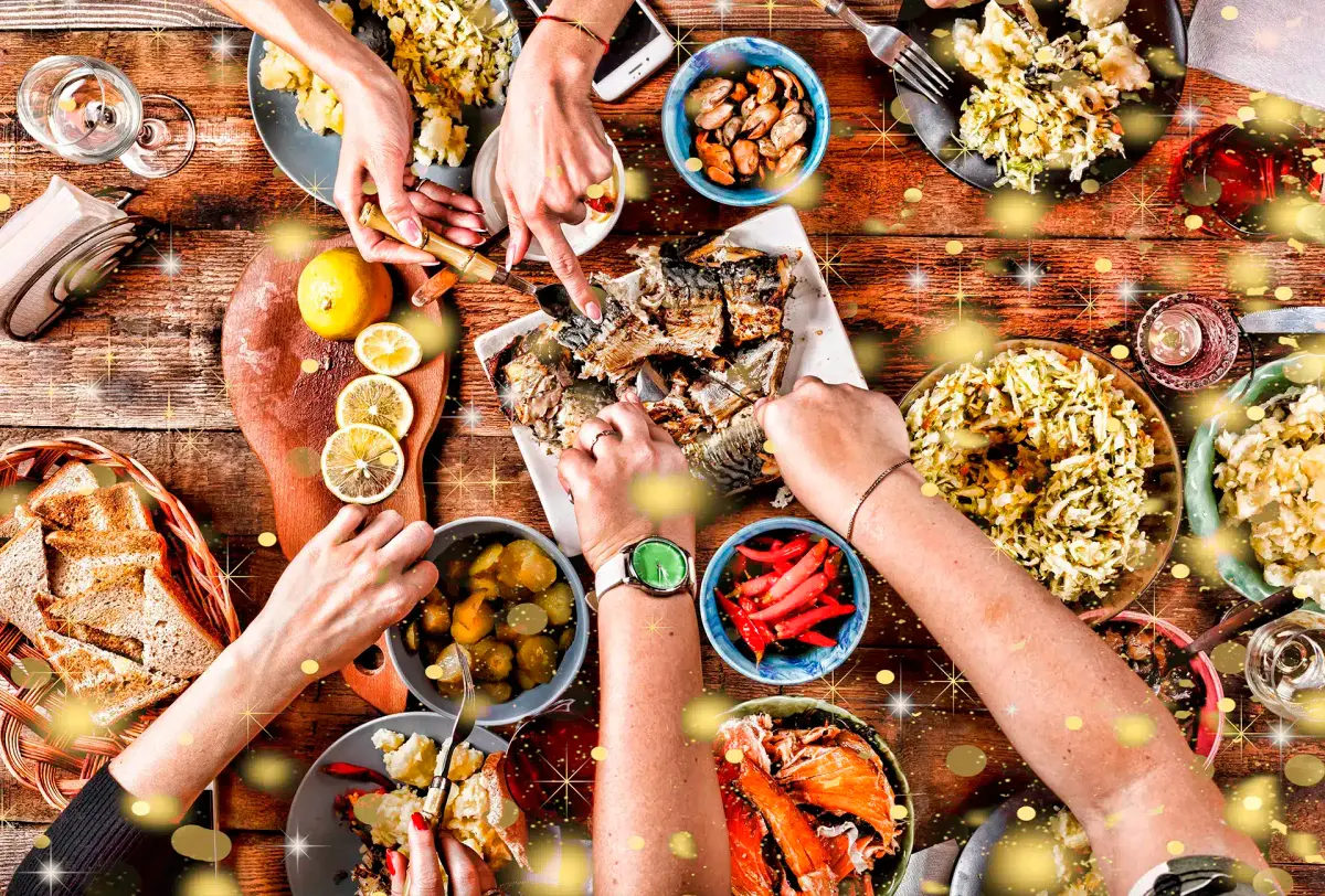 mesa com vários pratos de comida