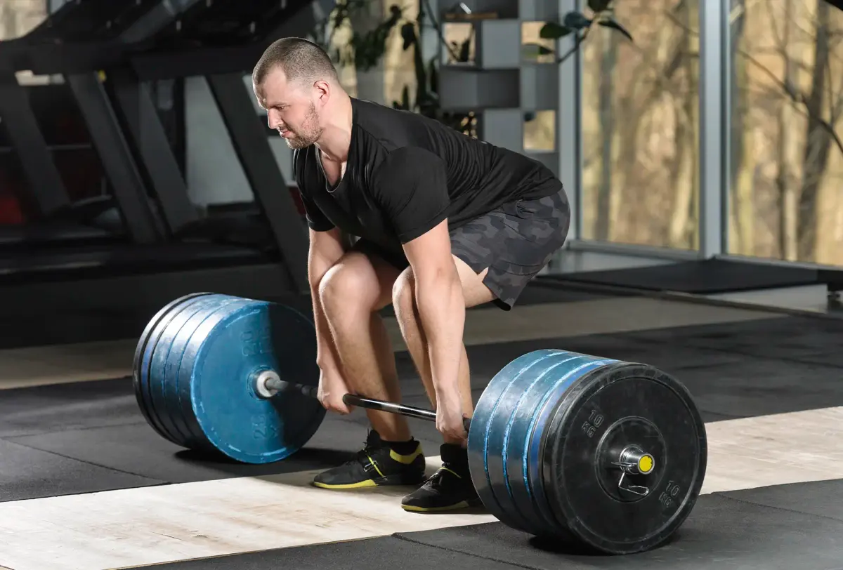 homem fazendo musculação - deadlift