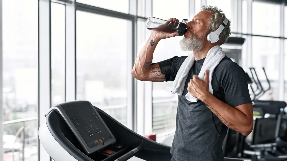 homem bebendo agua hidratação nos esportes corrida esteira