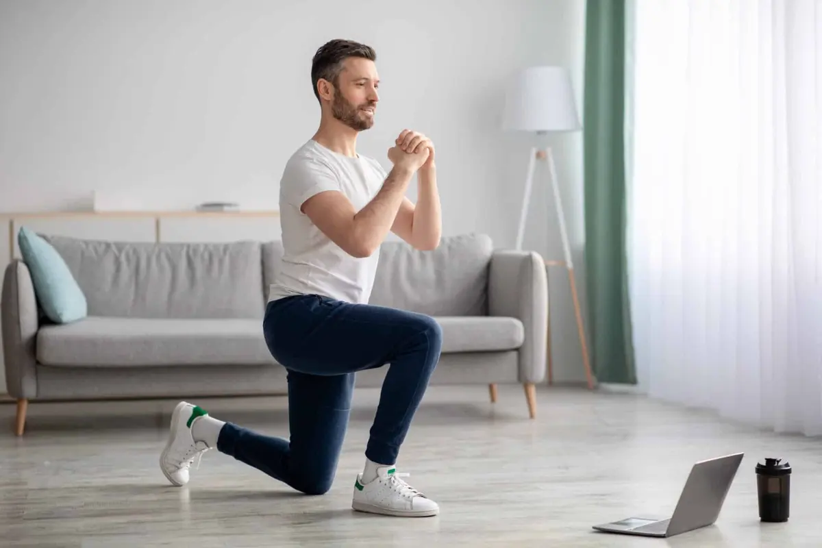 homem fazendo afundo em casa