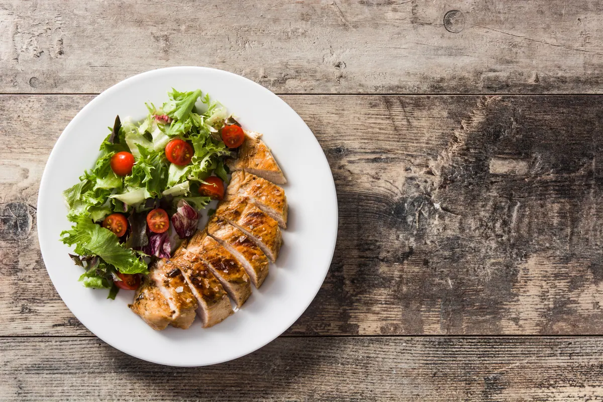 Prato de salada com frango grelhado