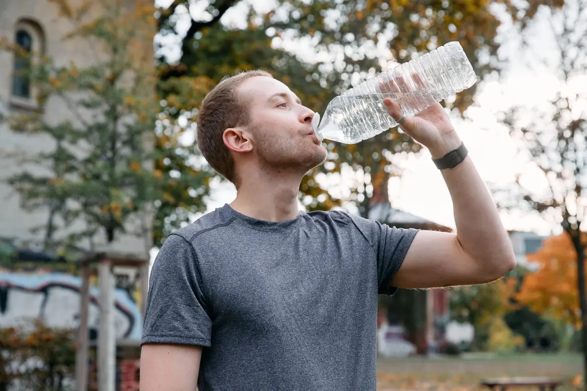 Beber agua homem bebendo agua hidratação