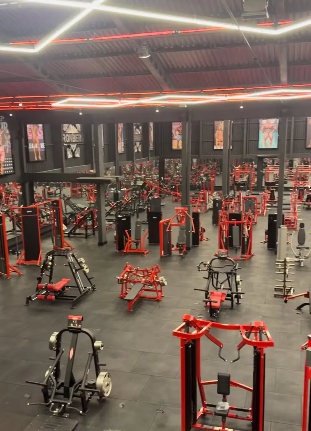 academia com aparelhos de musculação vermelhos