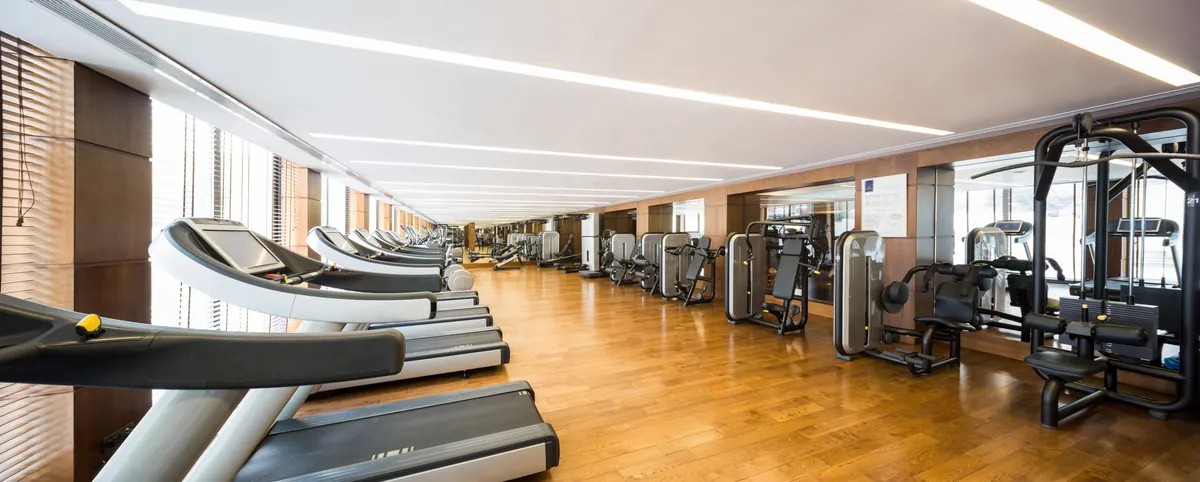 Área de cardio de uma academia, com esteiras