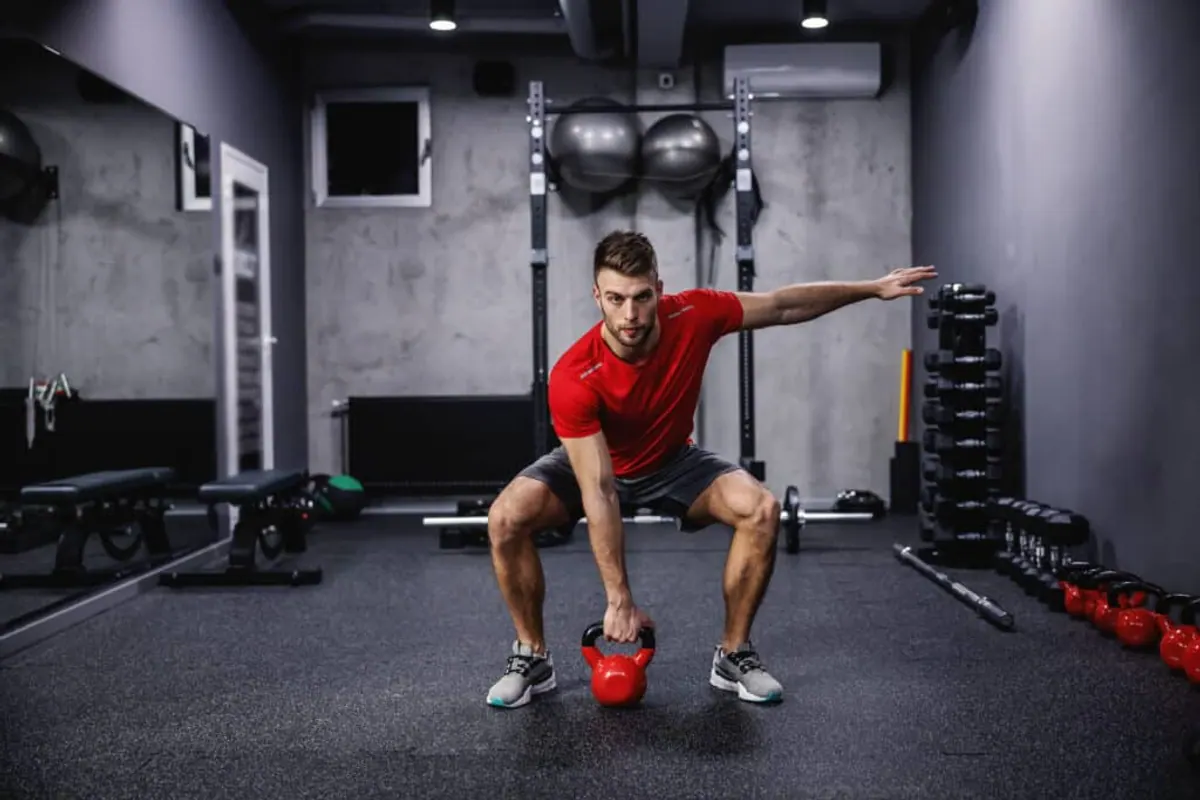 Homem treinando com kettlebell