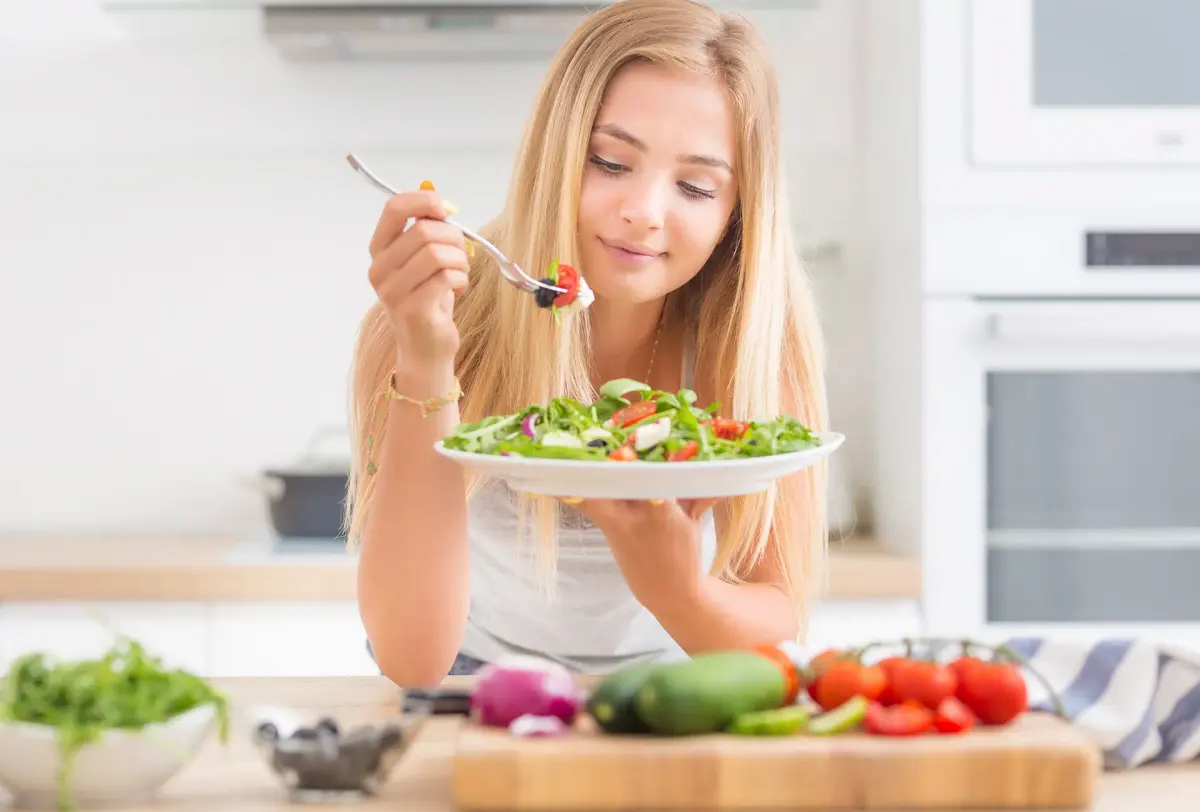 moça comendo comida saudável