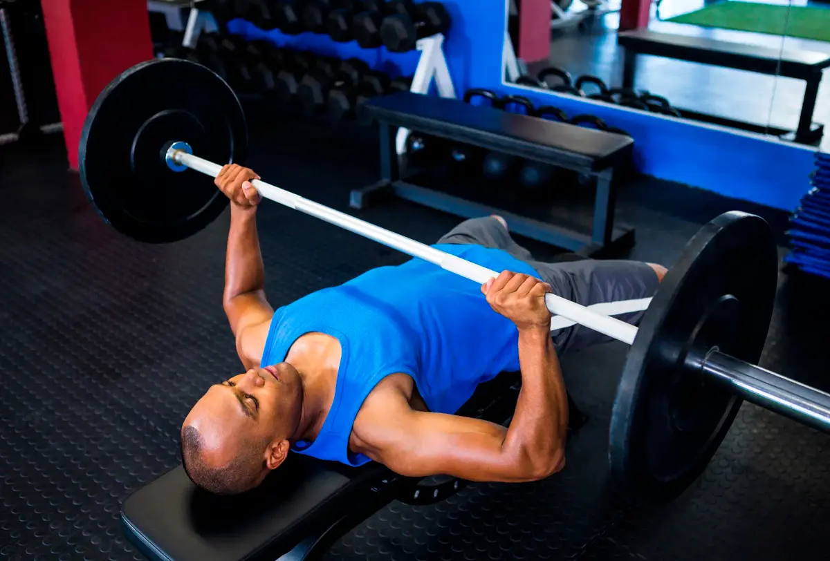 homem treinando musculação supino