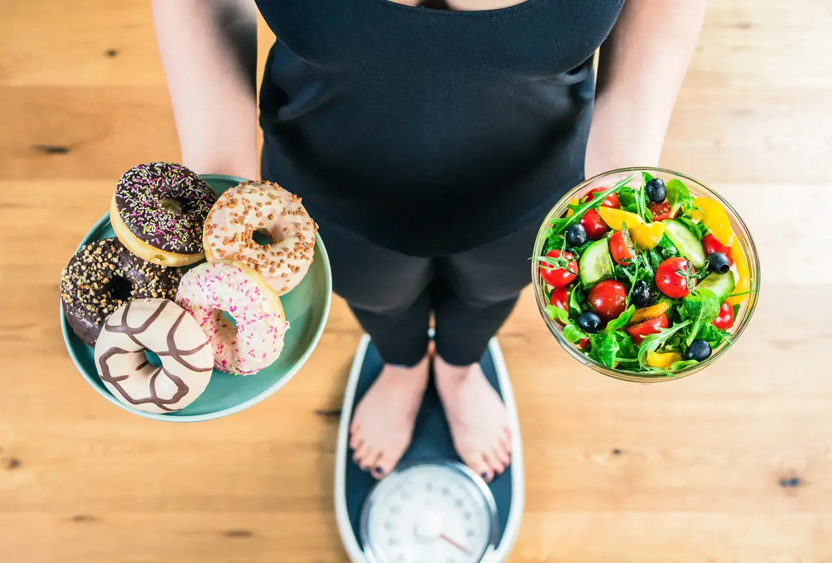 de um lado um prato de rosquinhas, do outro um prato de salada