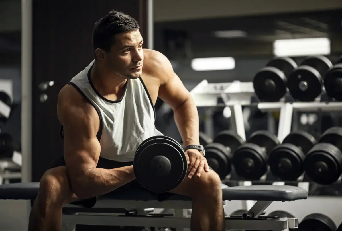 não desistir da academia treino individualizado homem treinando braços