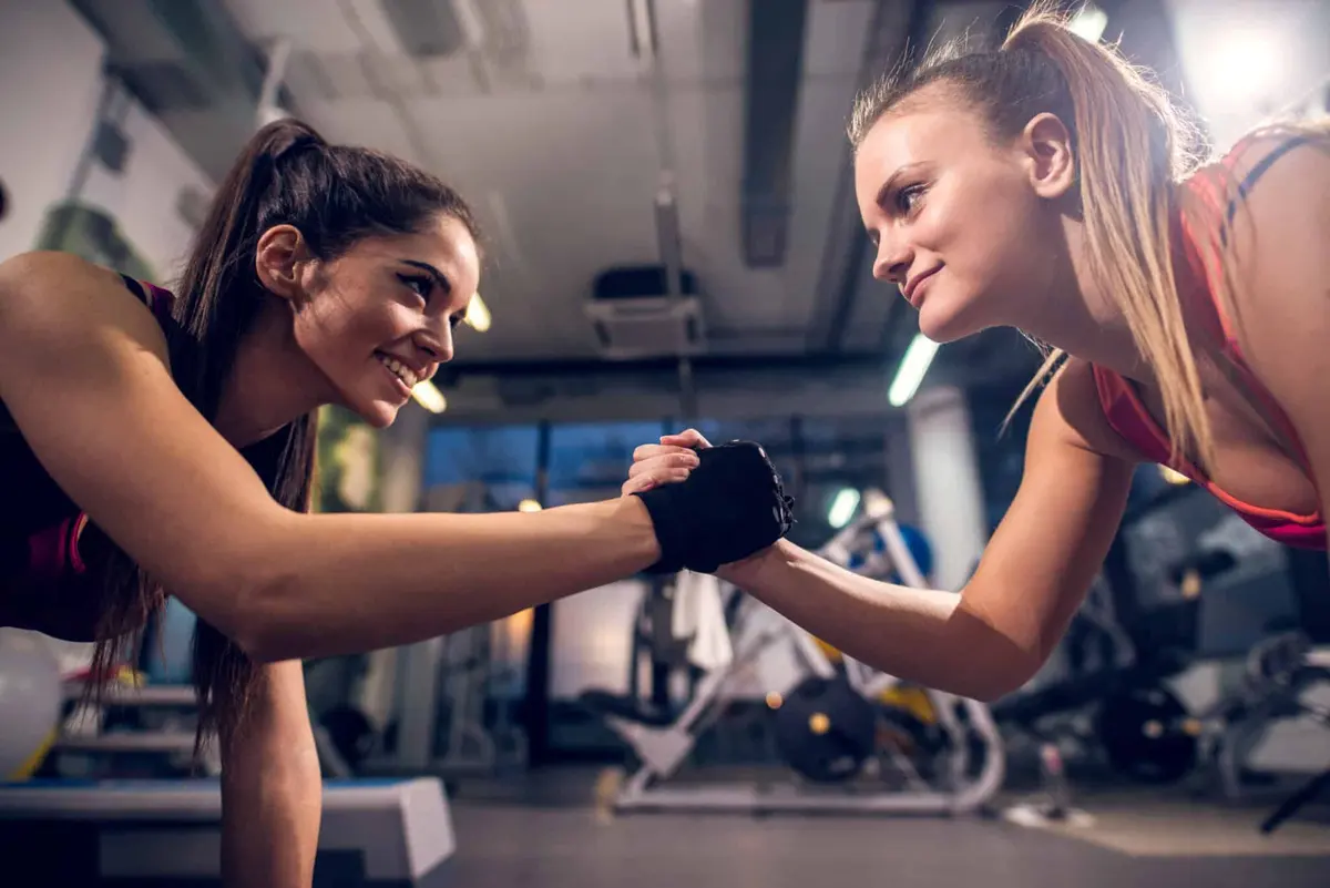 duas mulheres se cumprimentando durante o treino