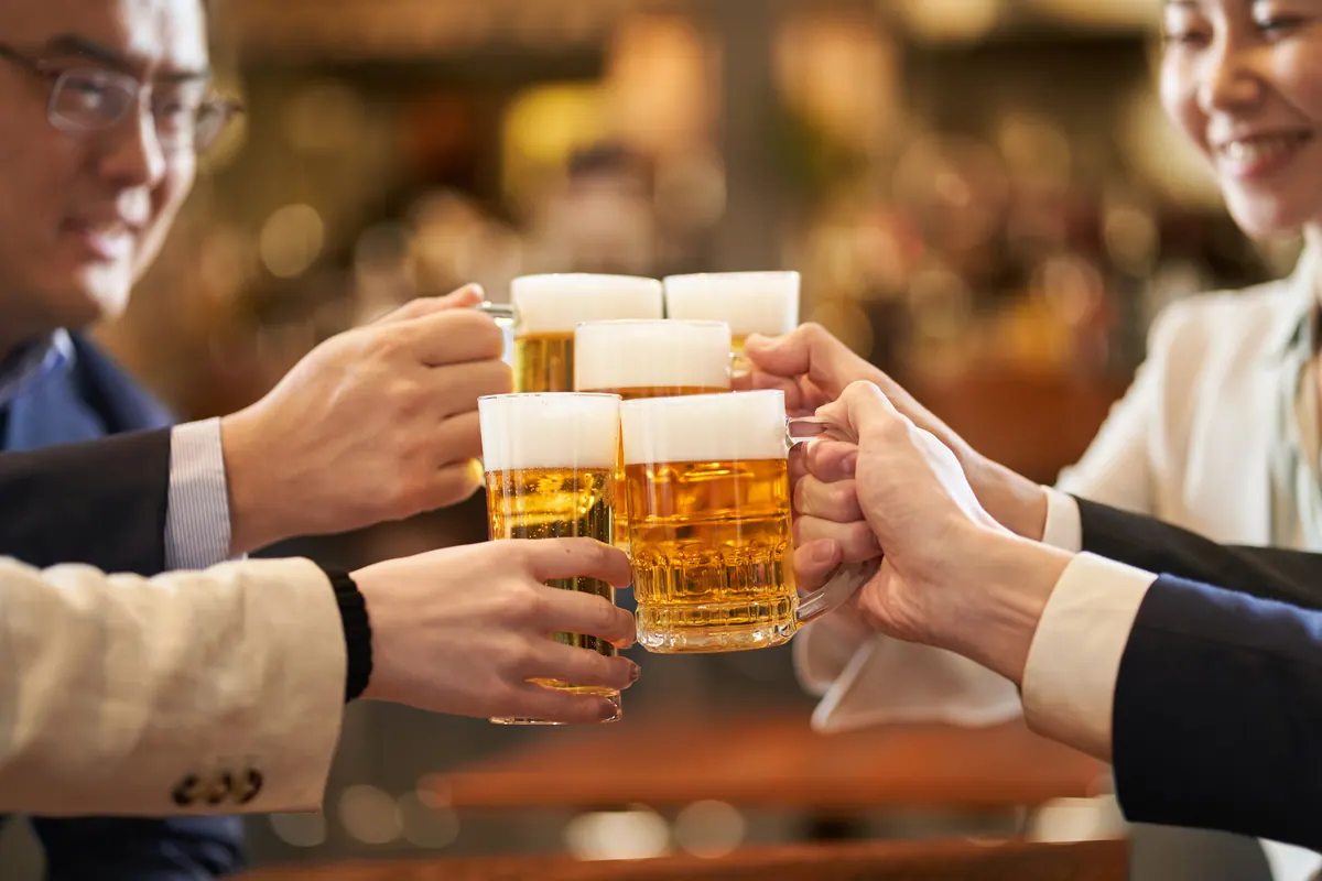 Amigos brindando com cerveja