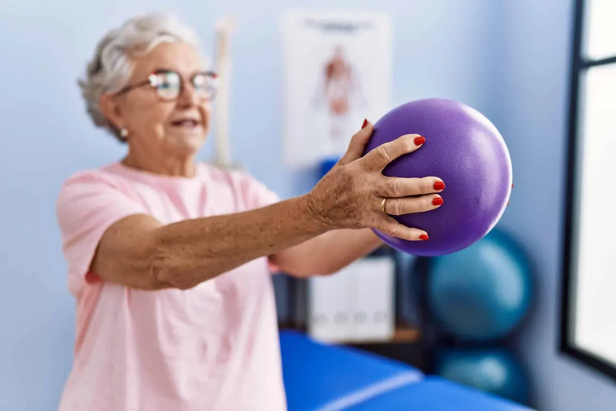 treino reabilitação avc senhora bola