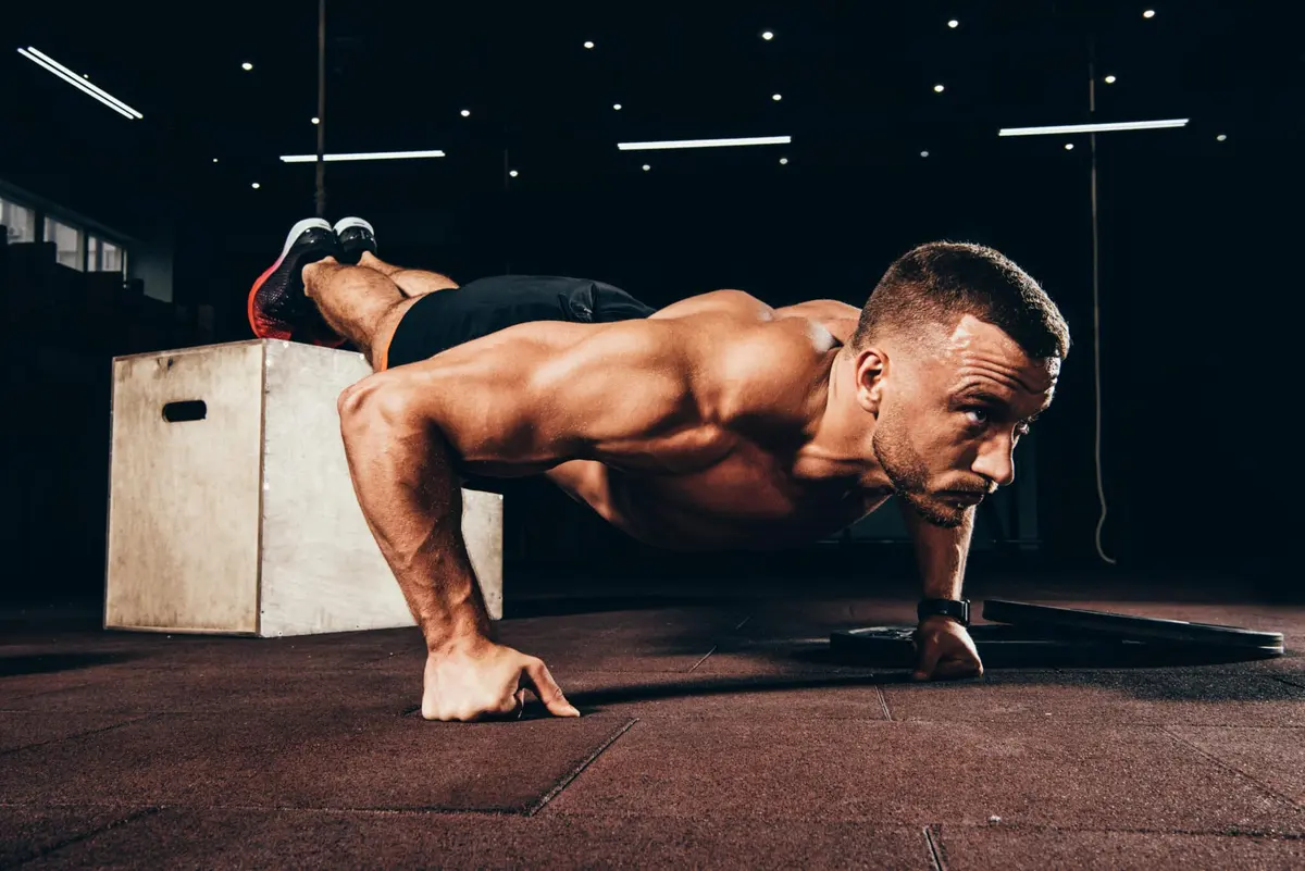 homem treinando musculação