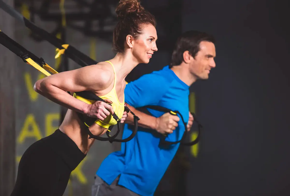 treino funcional pessoas treinando com trx