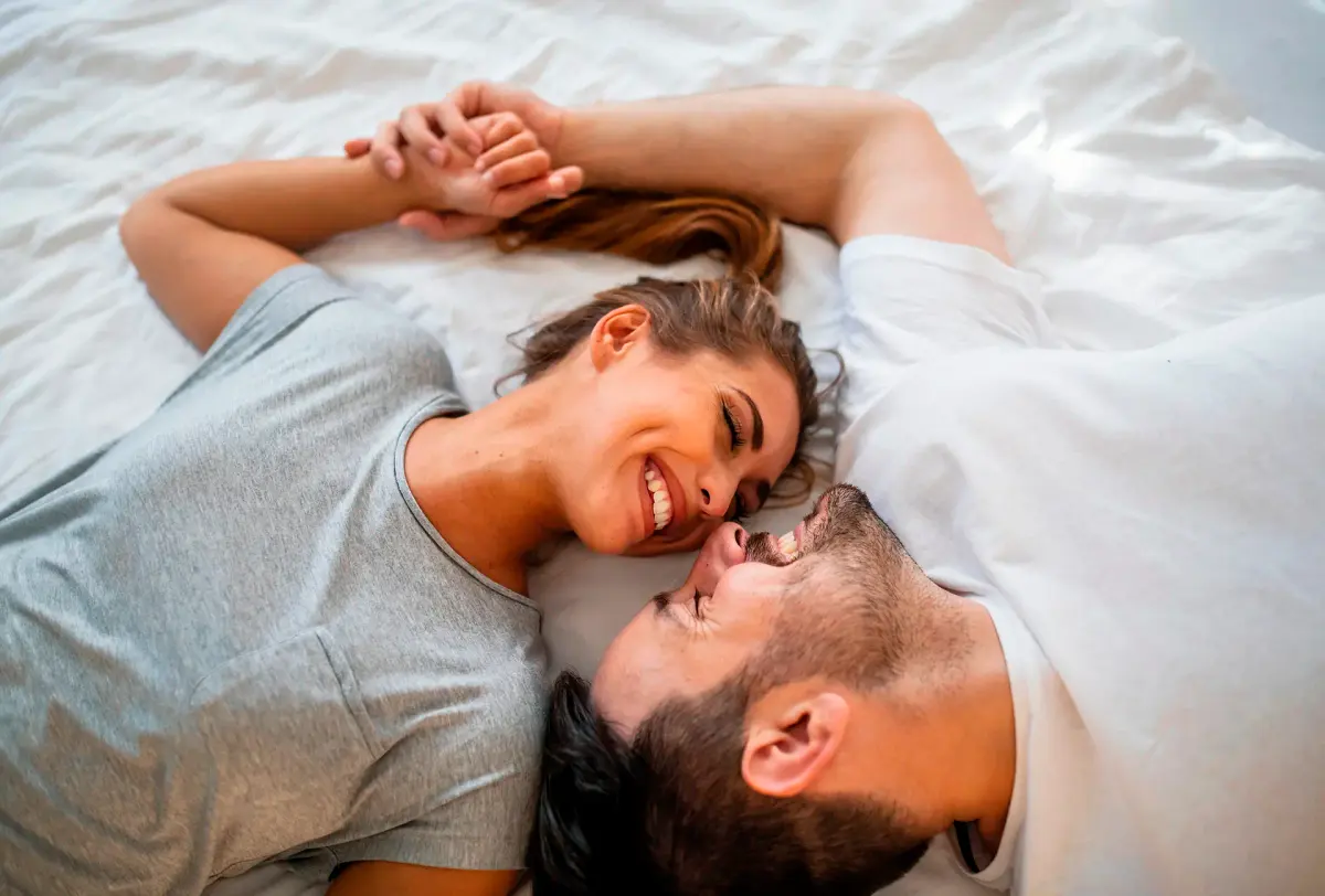 beneficios dos exercícios na vida sexual casal deitado