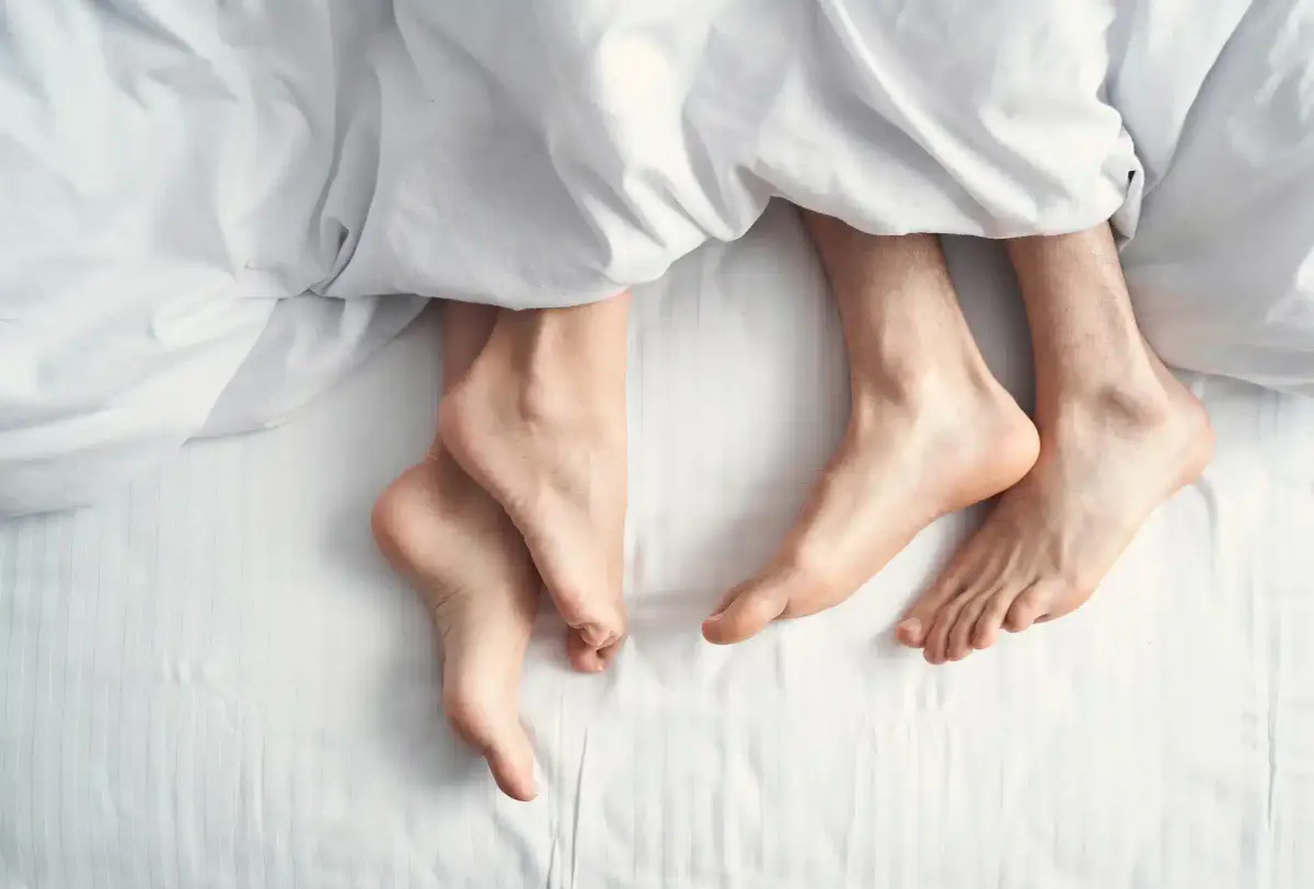 pés de um casal na cama
