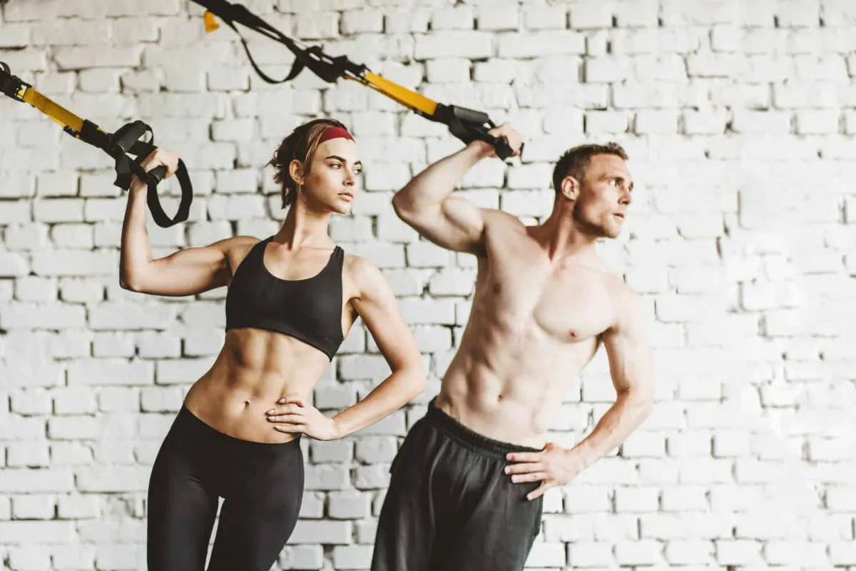 casal fazendo treino funcional no TRX