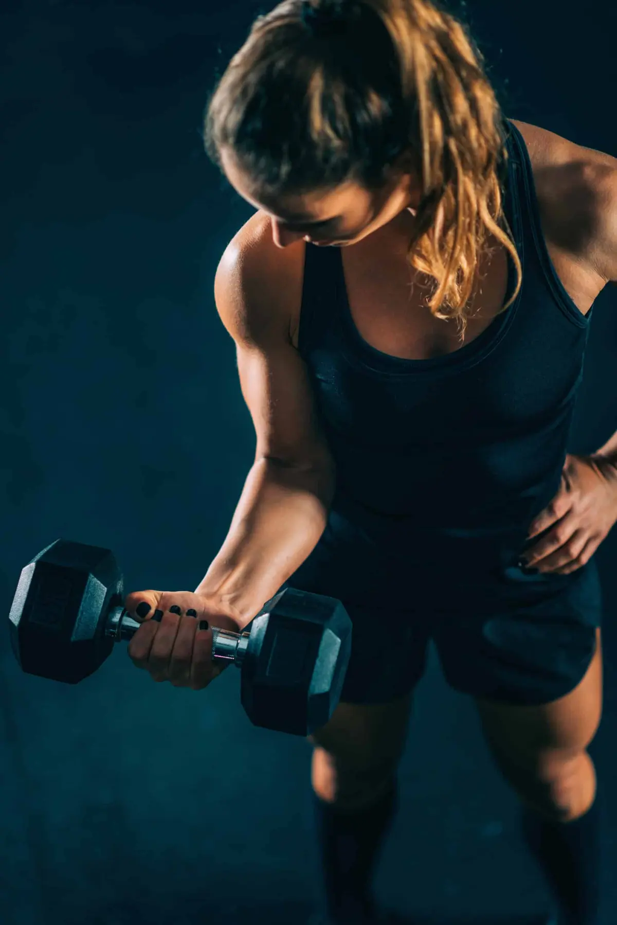 mulher treinando musculação