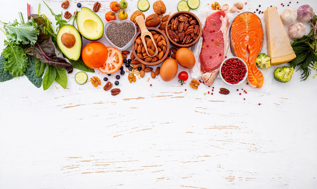 Alimentos naturais variados sobre a mesa
