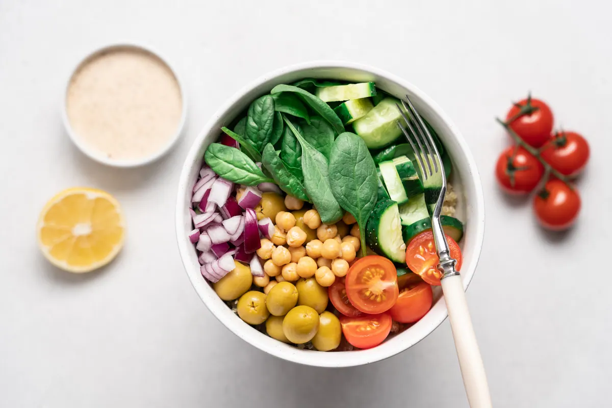 Tigela com salada, grão-de-bico e legumes