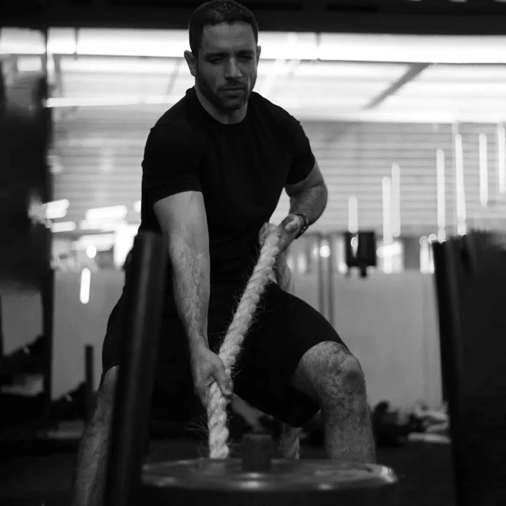 homem treinando com corda naval