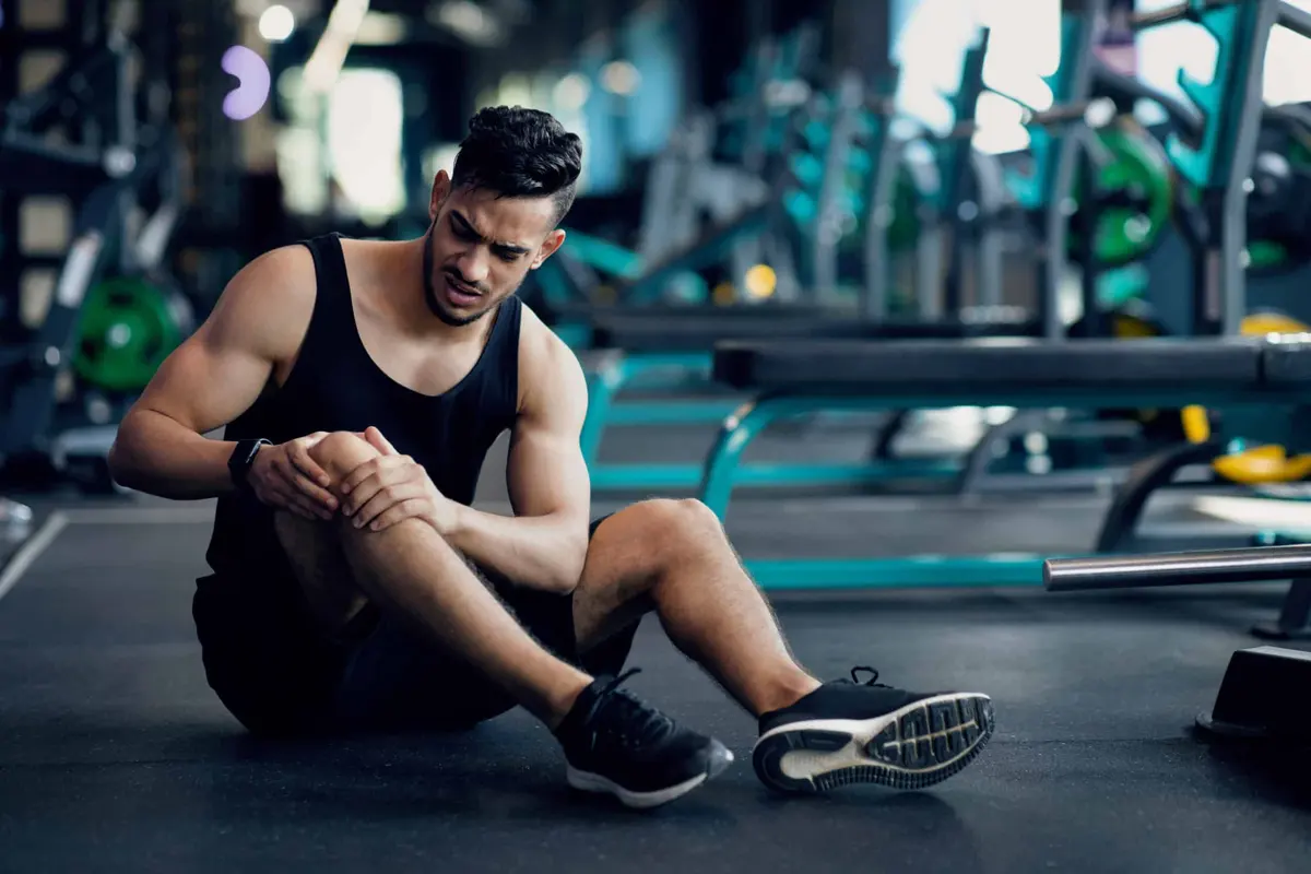 homem com lesão no joelho na academia crossfit lesiona reabilitação de lesões