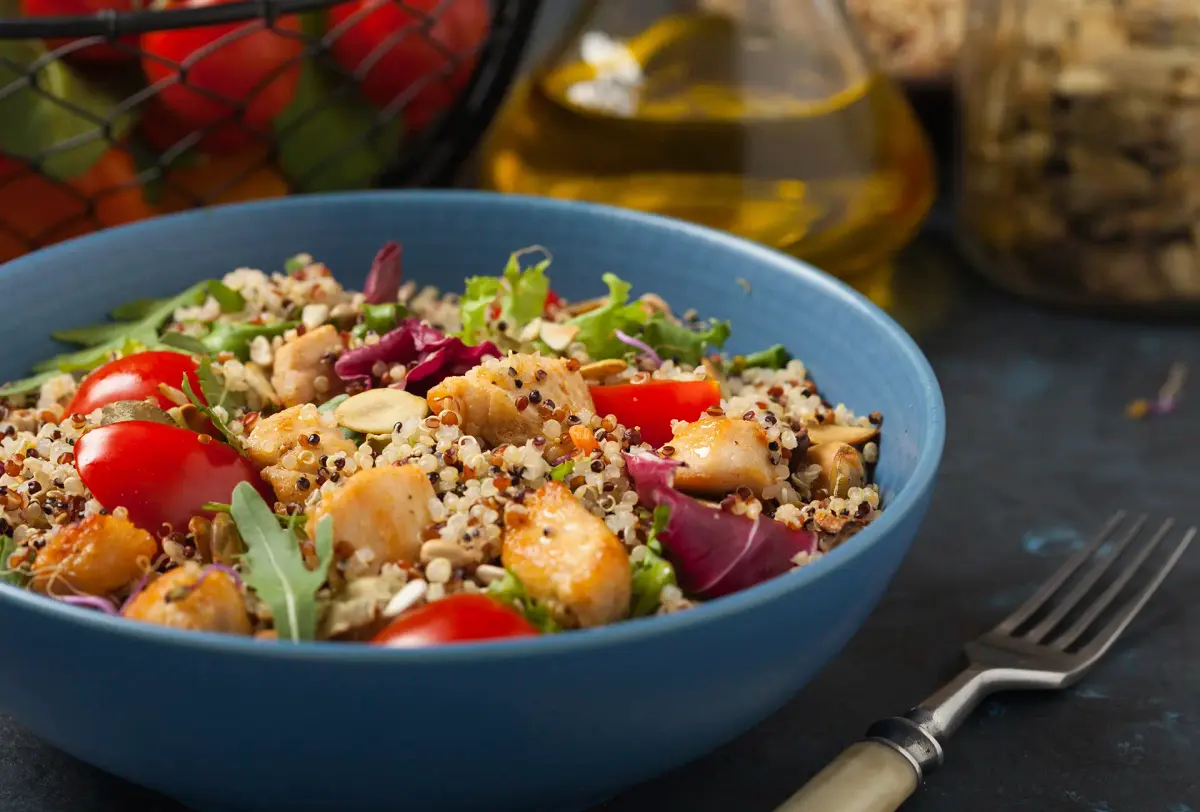 frango e quinoa opção de Jantares Leves e Ricos em Proteínas