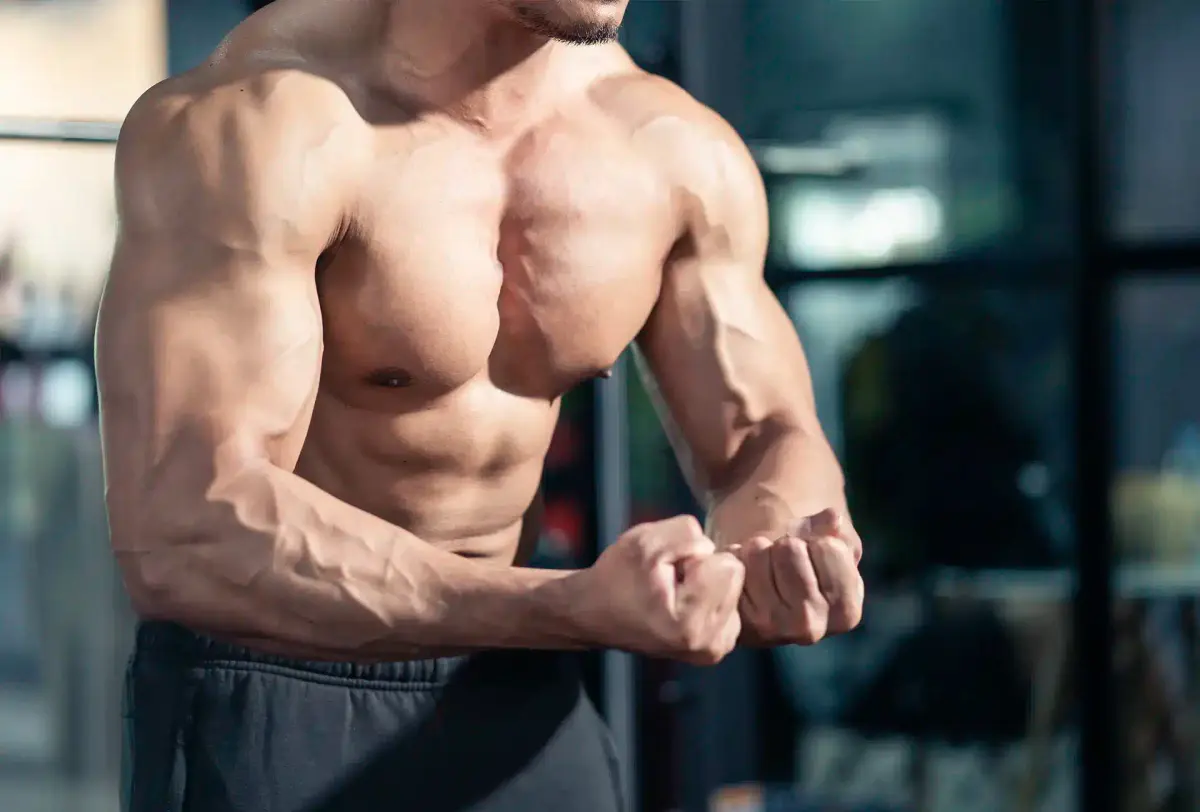 hipertrofia muscular homem forte