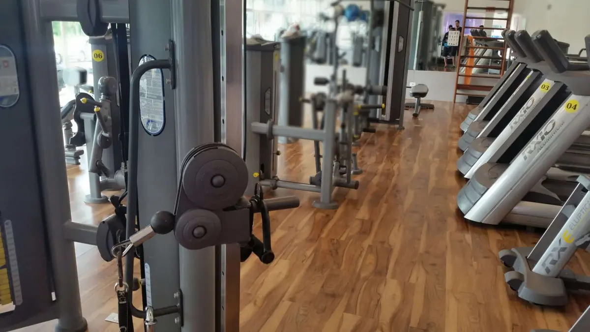 aparelhos de musculação na academia