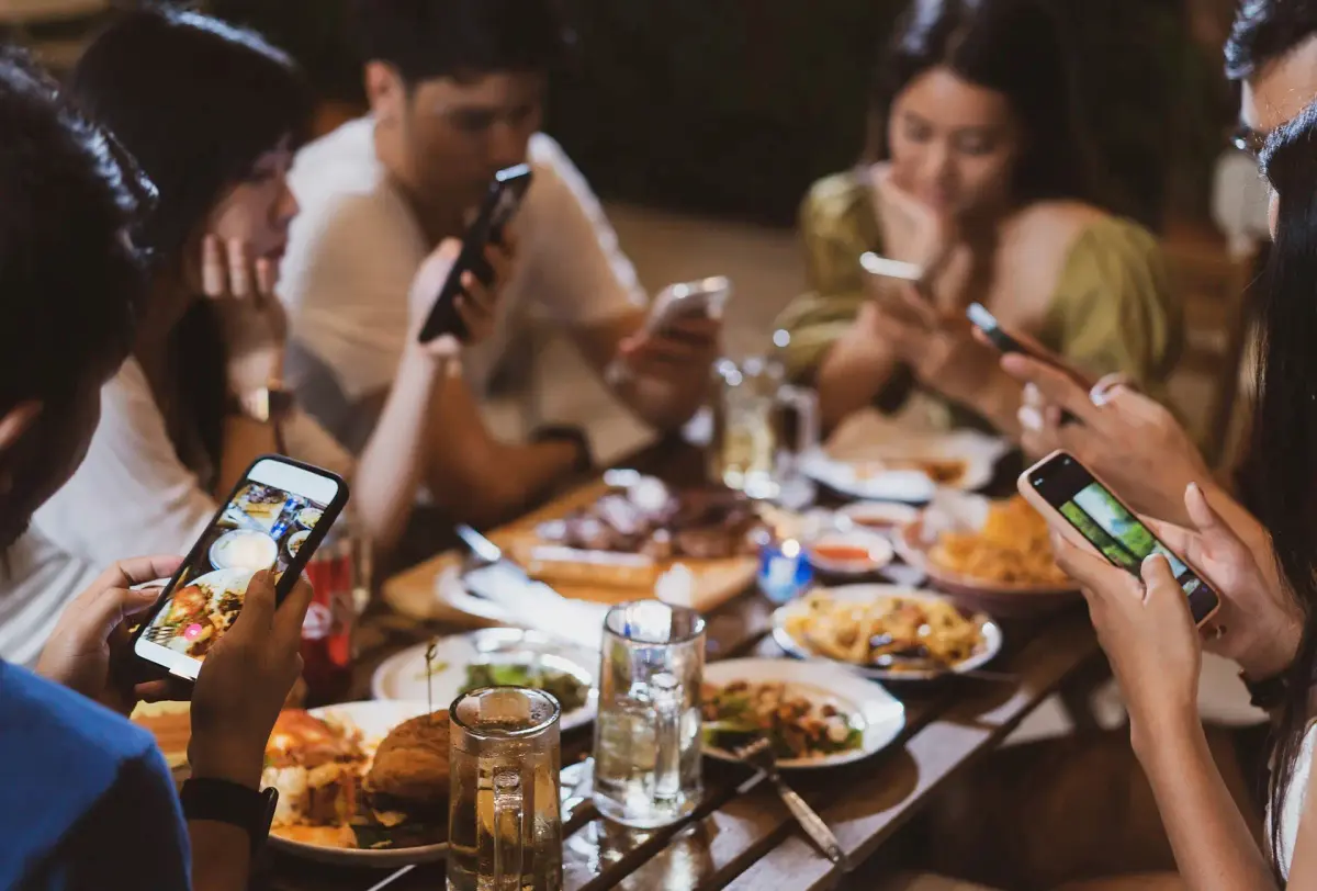 mudar habitos em 2024 redes sociais pessoas na mesa em rede social sem interagir